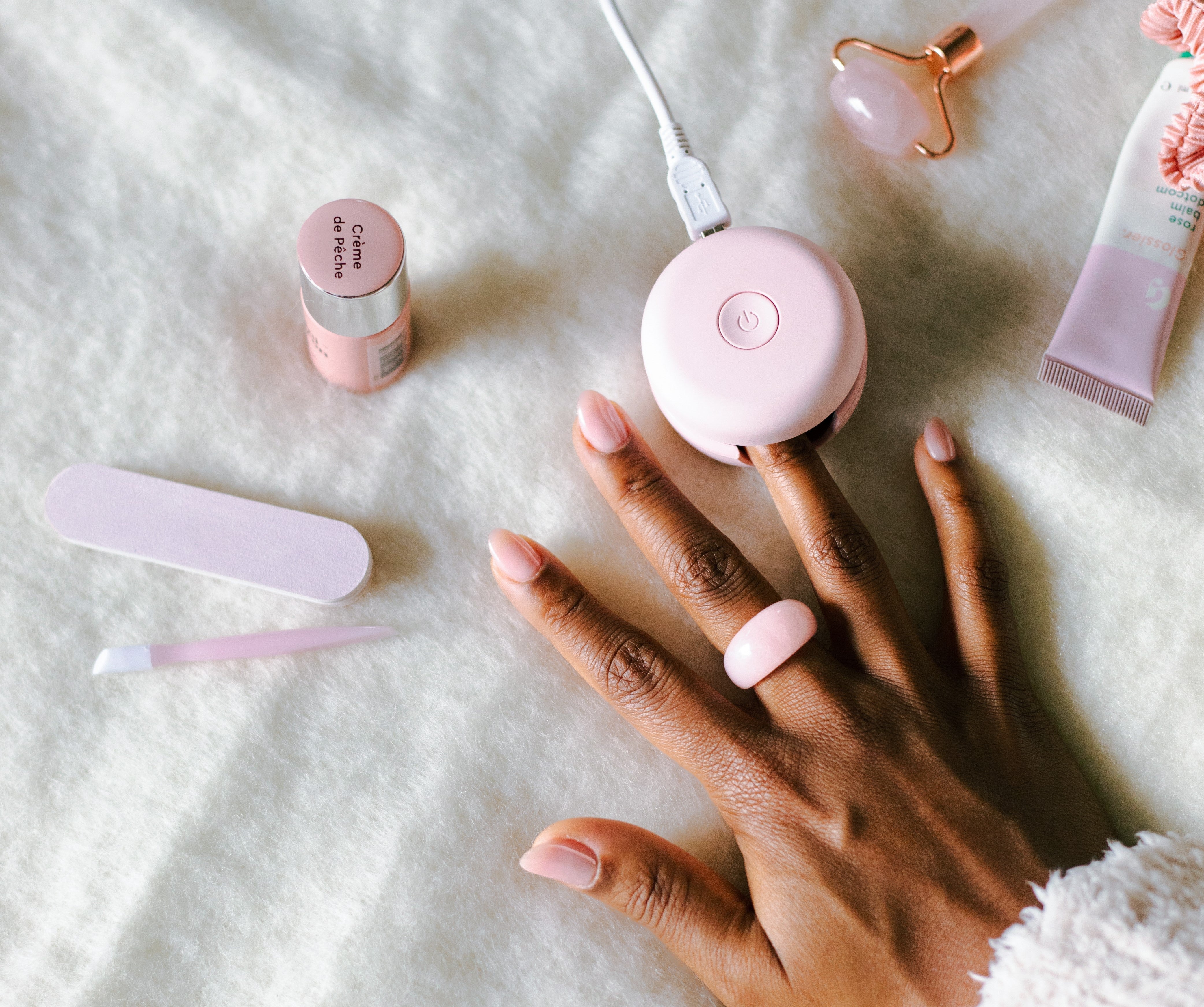 Minimalist nails: less is more for manicure designs - Le Mini Macaron